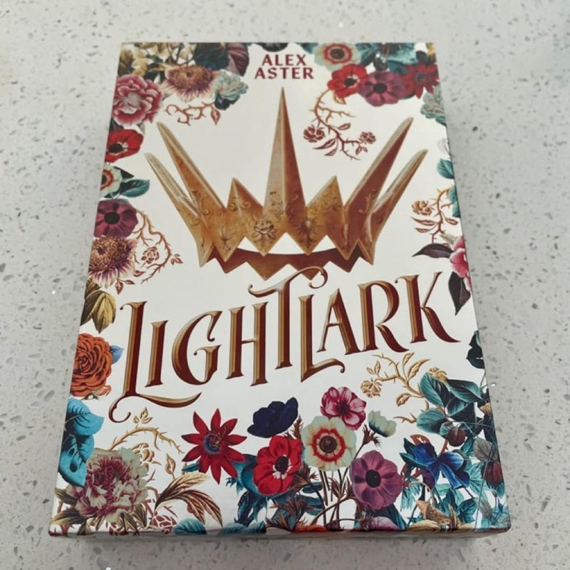 Lightlark: Collector’s Edition (The Lightlark Saga, 1) (Volume 1) 