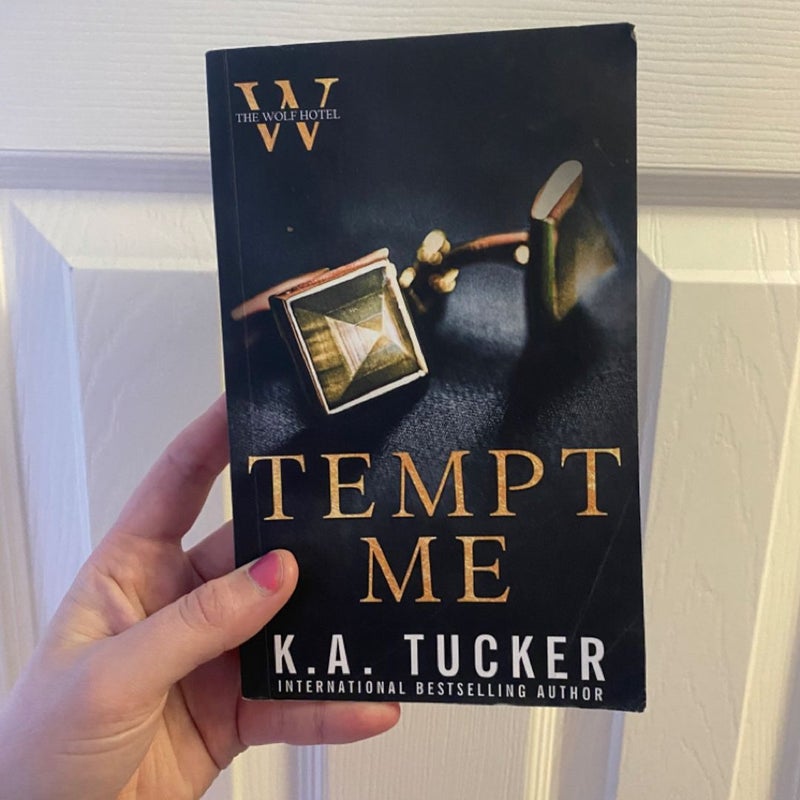 Tempt Me (The Wolf Hotel): Tucker, K.A.: 9781777202750