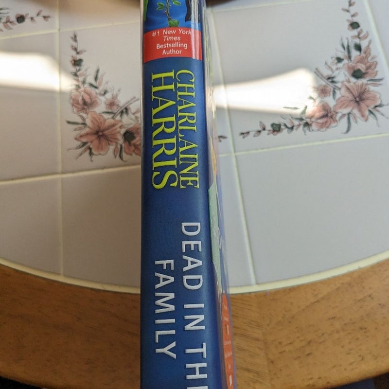Dead in the Family (Sookie Stackhouse Novel) Hardcover 