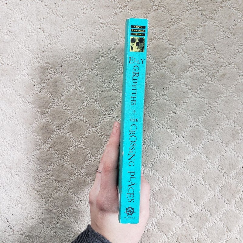 The Crossing Places (Ruth Galloway book 1)