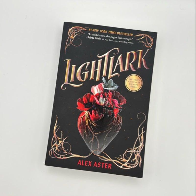 Lightlark (the Lightlark Saga Book 1)