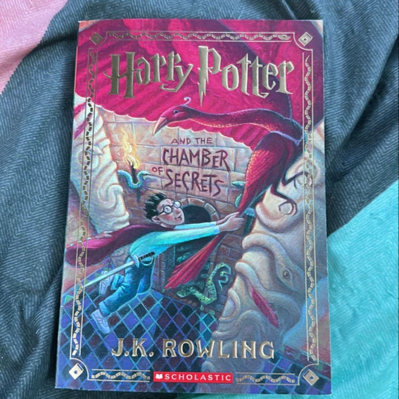 Harry Potter and the Chamber of Secrets (Harry Potter, Book 2)