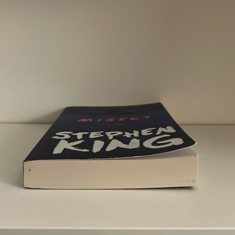 Misery by Stephen King, Paperback | Pangobooks