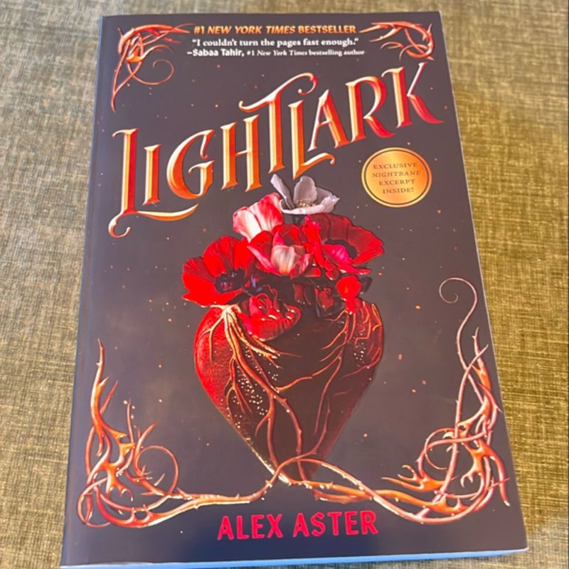 Lightlark (the Lightlark Saga Book 1)