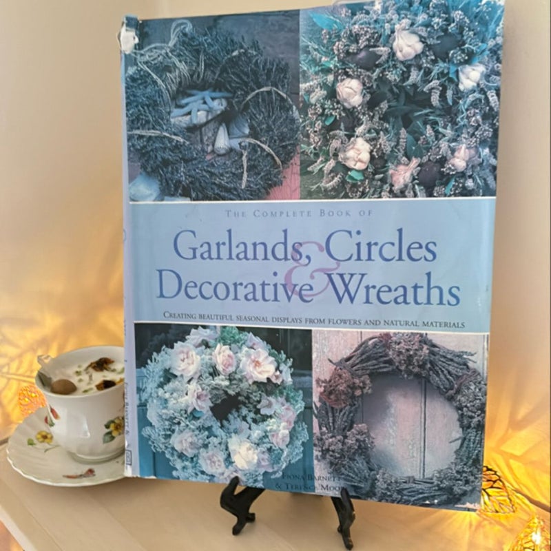 The Complete Book of Garlands, Circles and Decorative Wreaths