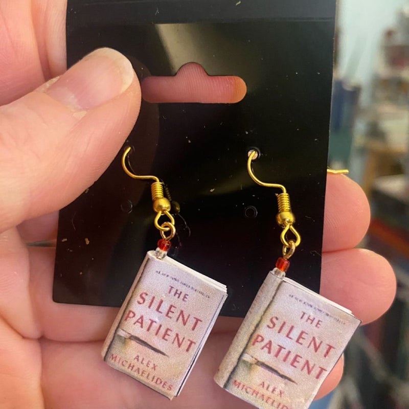 The Silent Patient: Dangling earrings