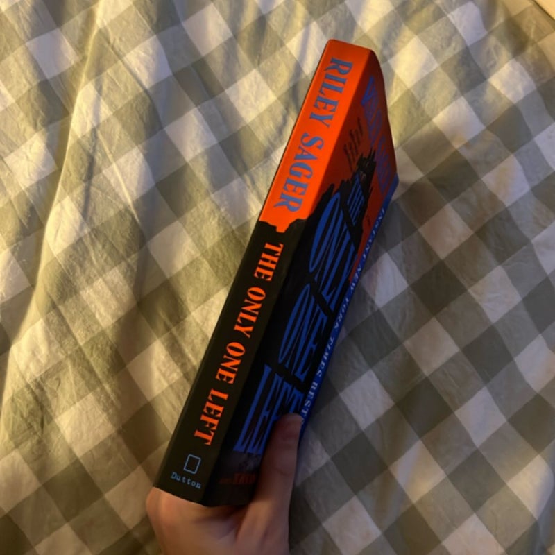 The Only One Left by Riley Sager, Paperback | Pangobooks