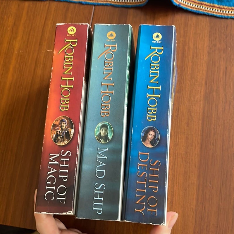 The Liveship Traders (Trilogy- Mass Market PB)