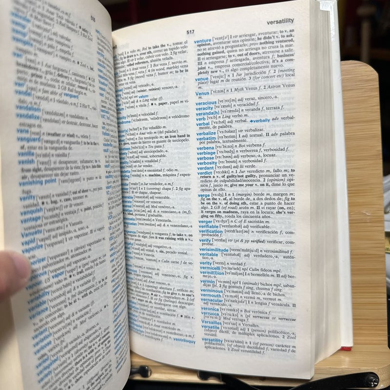 Harrap's Concise Spanish Dictionary 