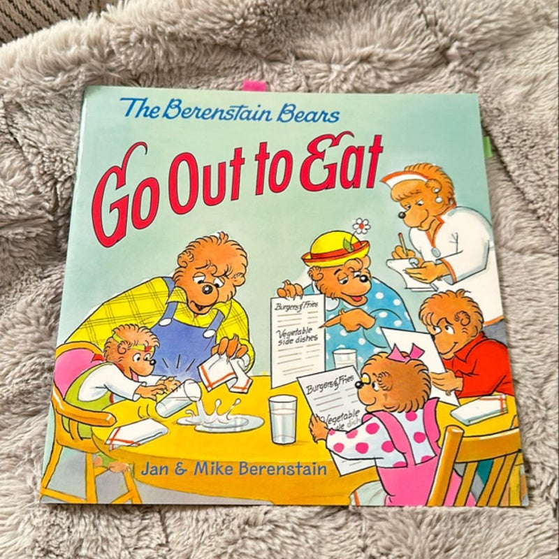 The Berenstain Bears Go Out to Eat