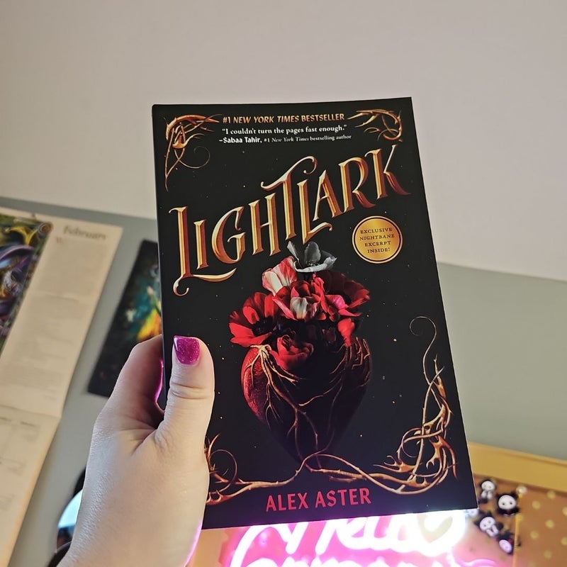 Lightlark (the Lightlark Saga Book 1)