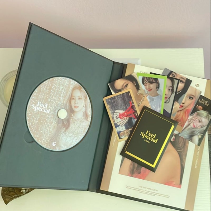 TWICE: 8th mini album feel specia version C (WITH LYRIC BOOK AND 7 PHOTOCARDS)