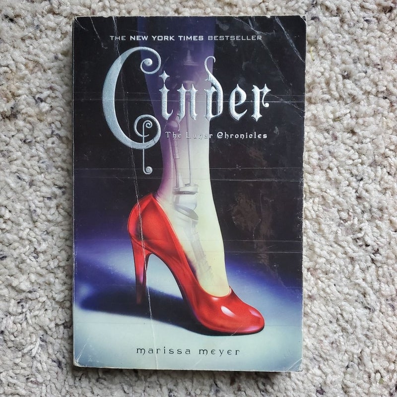 Cinder (The Lunar Chronicles #1)