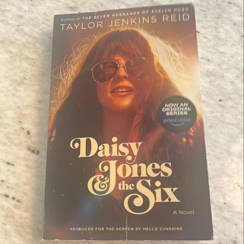 Daisy Jones and the Six (TV Tie-In Edition)