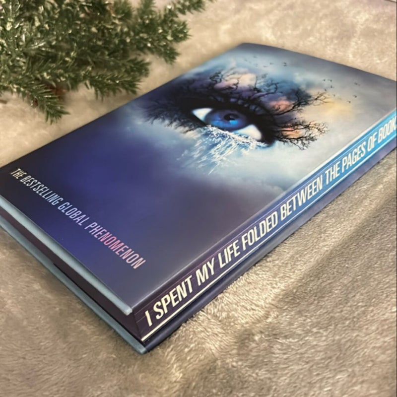 Shatter Me Collector's Deluxe Limited Edition