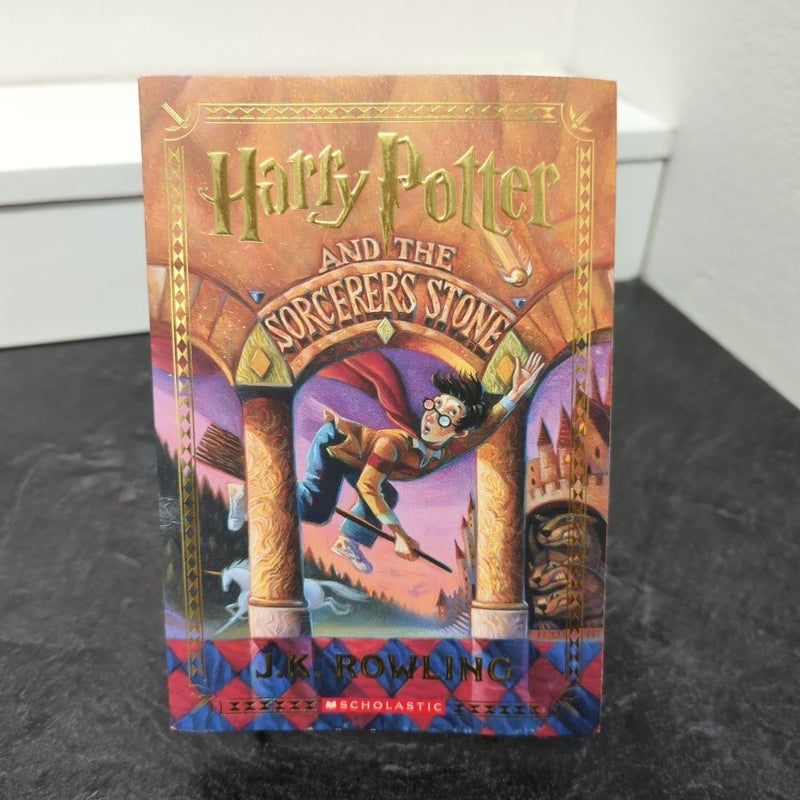 Harry Potter and the Sorcerer's Stone (Stenciled Edges) (Harry Potter, Book 1)