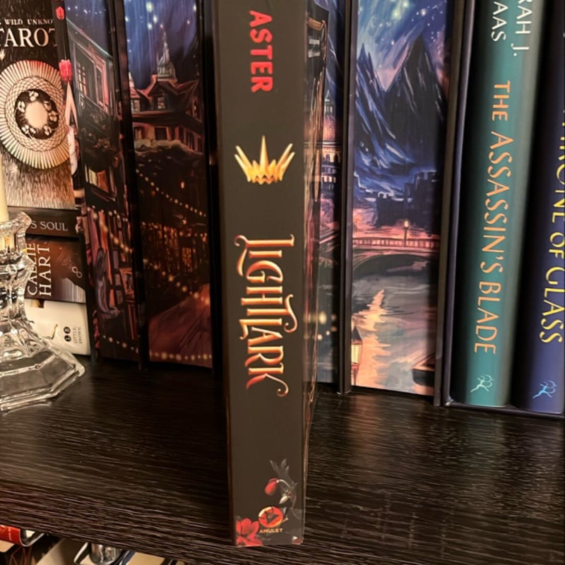 Lightlark (the Lightlark Saga Book 1)