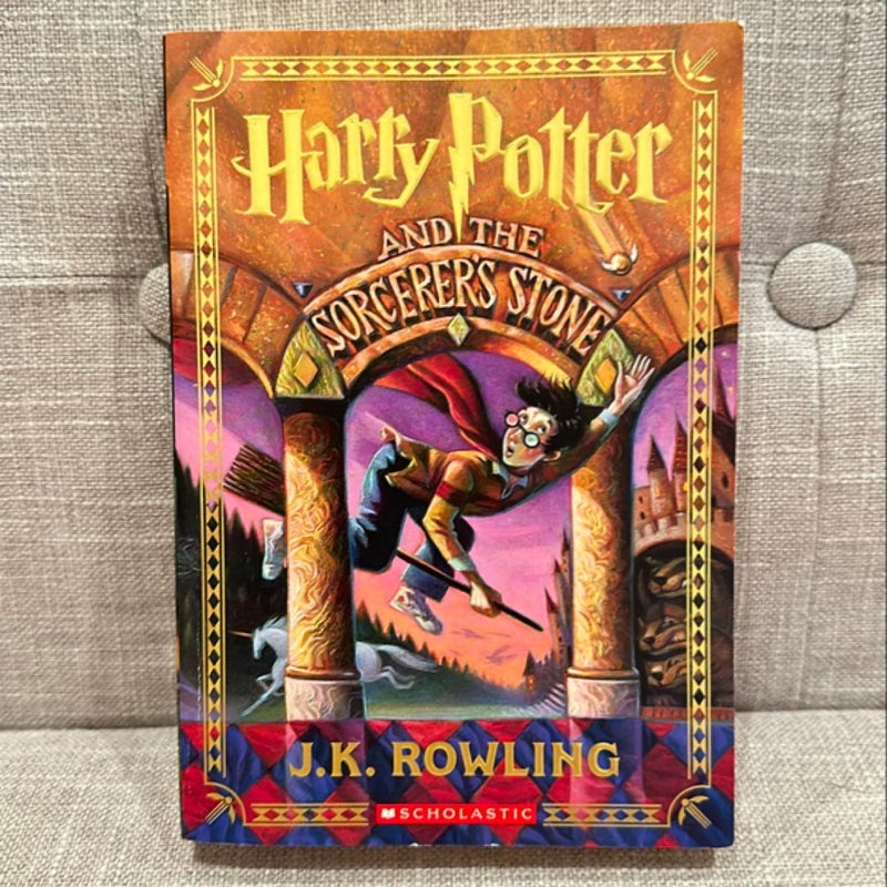 Harry Potter and the Sorcerer's Stone (Harry Potter, Book 1)