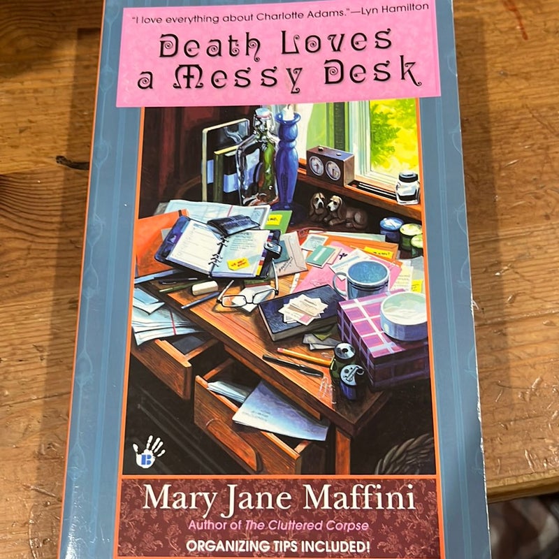 Death Loves a Messy Desk