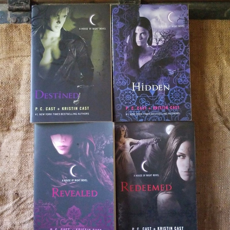 HOUSE OF NIGHT: Cast: 9786555610789: : Books