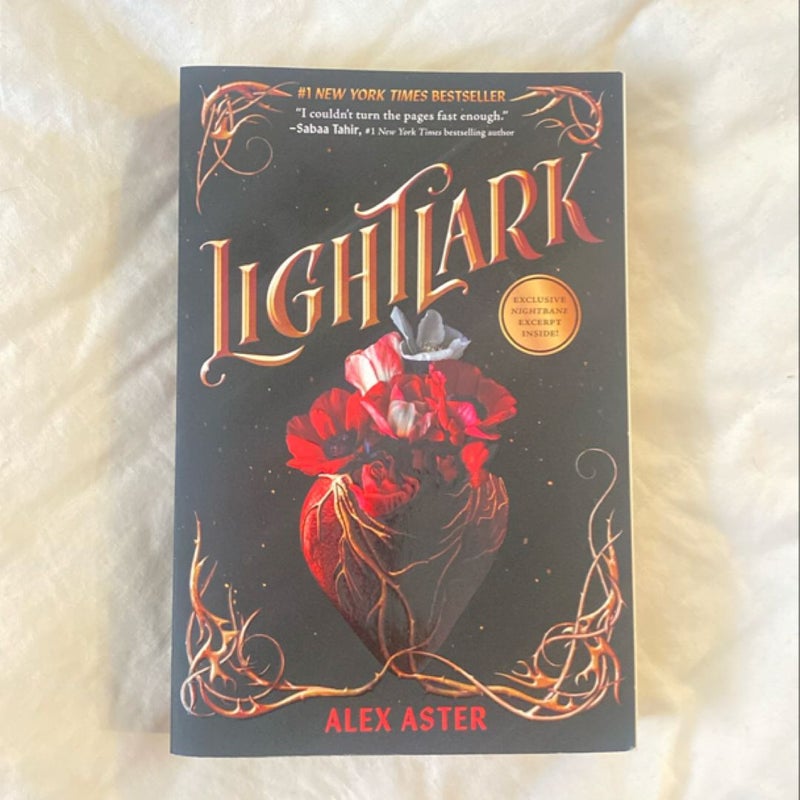 Lightlark (the Lightlark Saga Book 1)