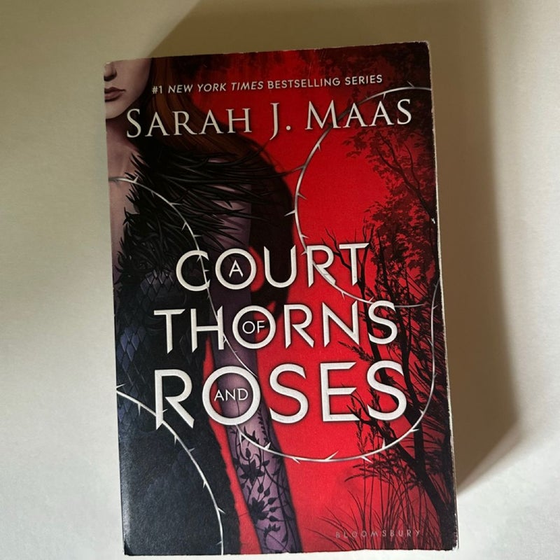 A Court of Thorns and Roses (damaged)
