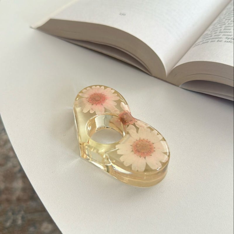 book/page/thumb holder - dried white flowers 🌼