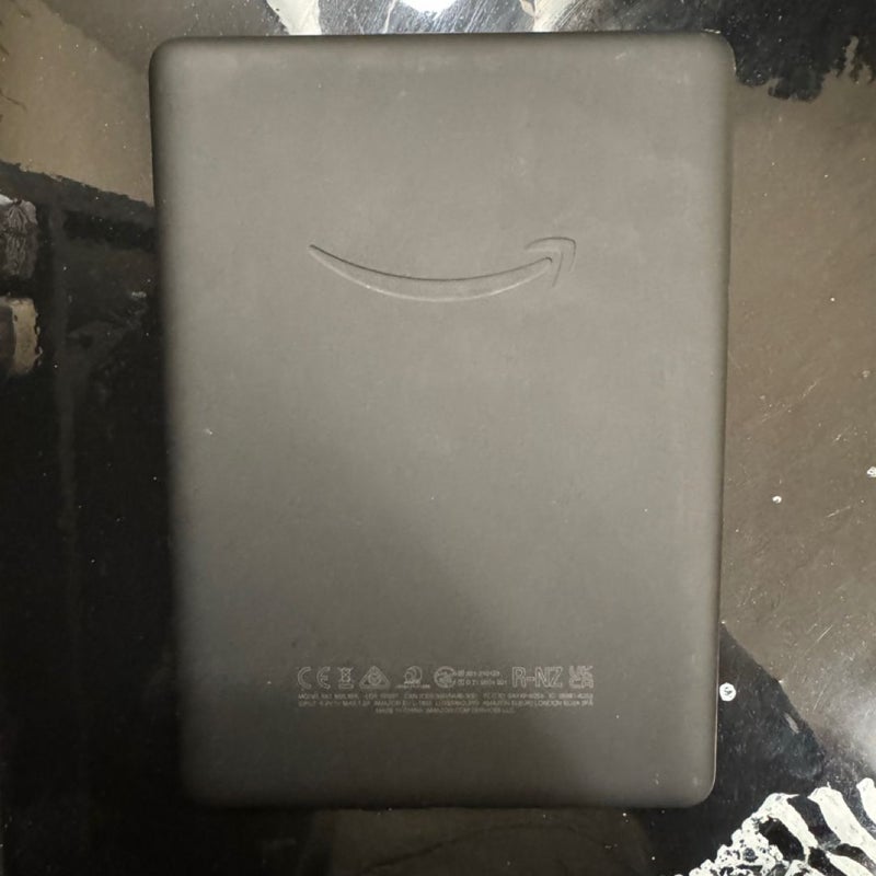 Kindle Signature Paperwhite 11th Gen 32 GB NO ADS WITH WIRELESS CHARGING DOCK