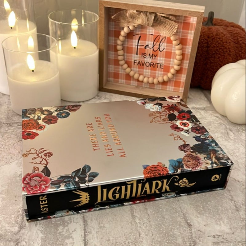 Lightlark (the Lightlark Saga Book 1)