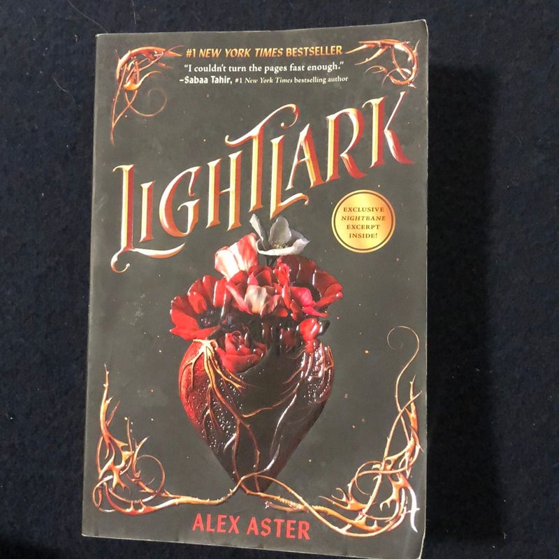 Lightlark (the Lightlark Saga Book 1)