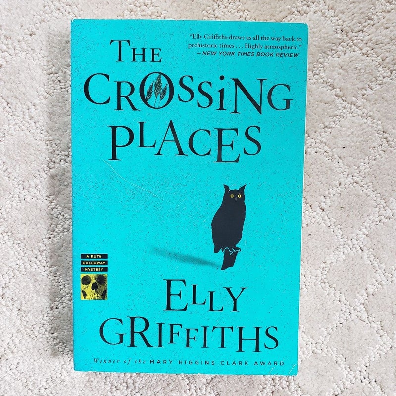 The Crossing Places (Ruth Galloway book 1)