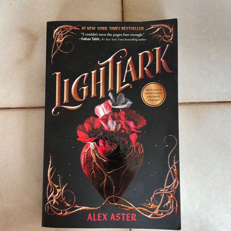 Lightlark (the Lightlark Saga Book 1)