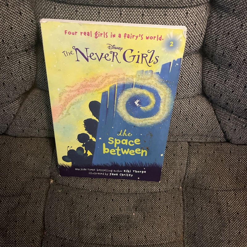 Never Girls #2: the Space Between (Disney: the Never Girls)