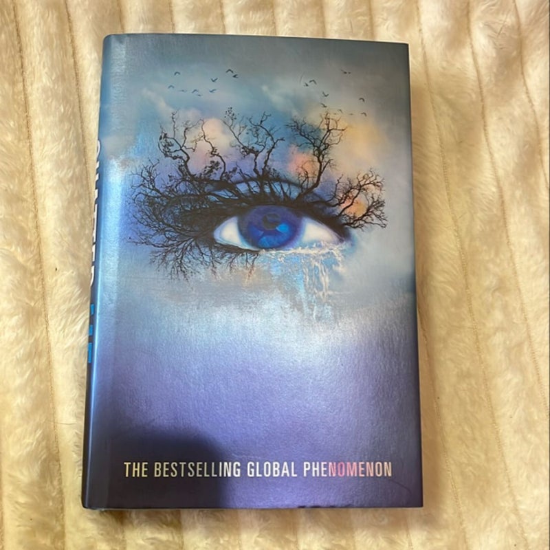 Shatter Me Collector's Deluxe Limited Edition