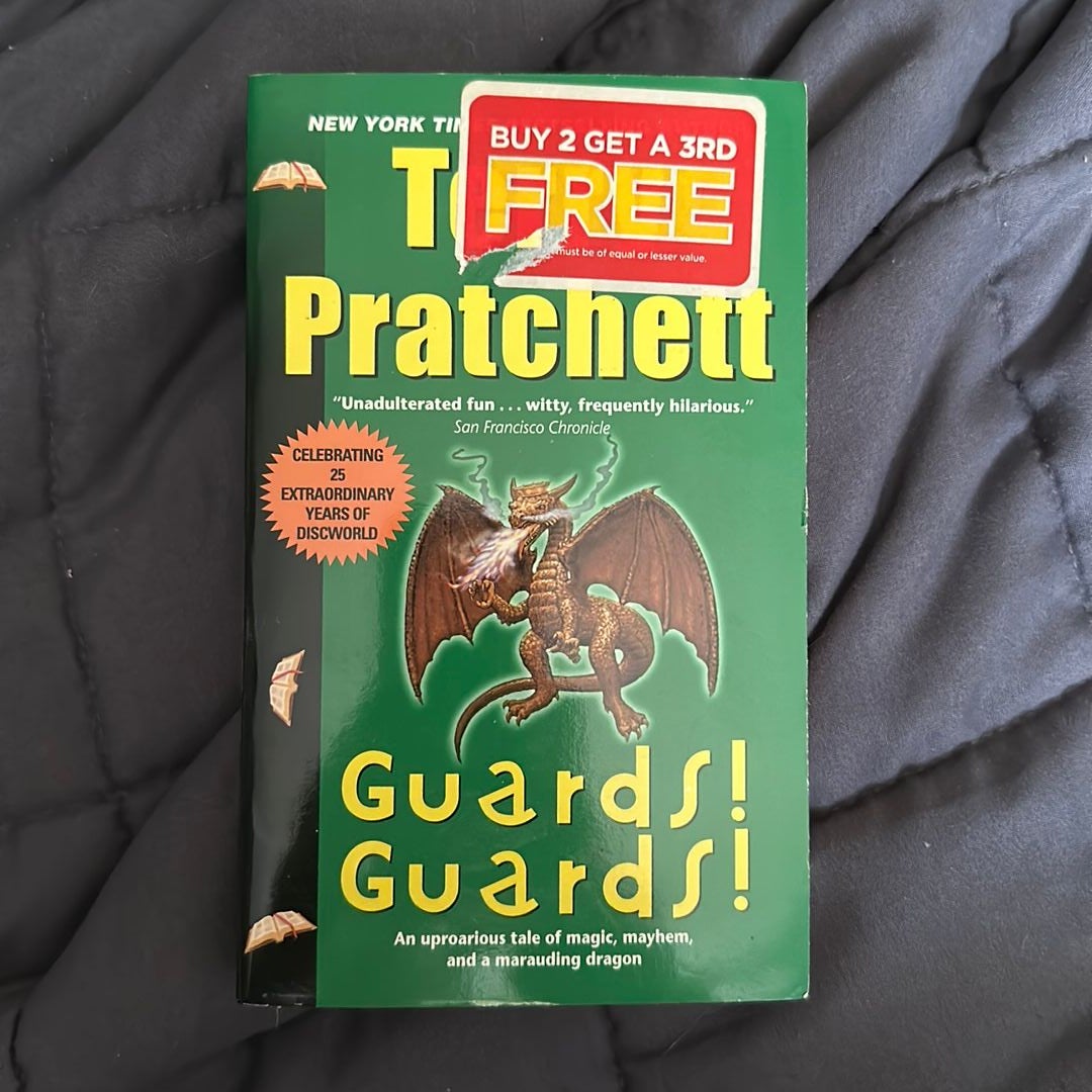 Guards! Guards! by Terry Pratchett, Paperback Pangobooks