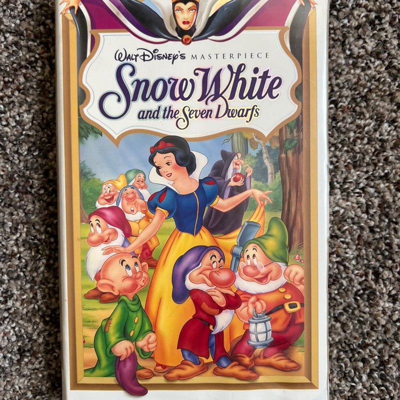 Lot of Disney VHS—Cinderella, Snow White, Alice in Wonderland and Mulan