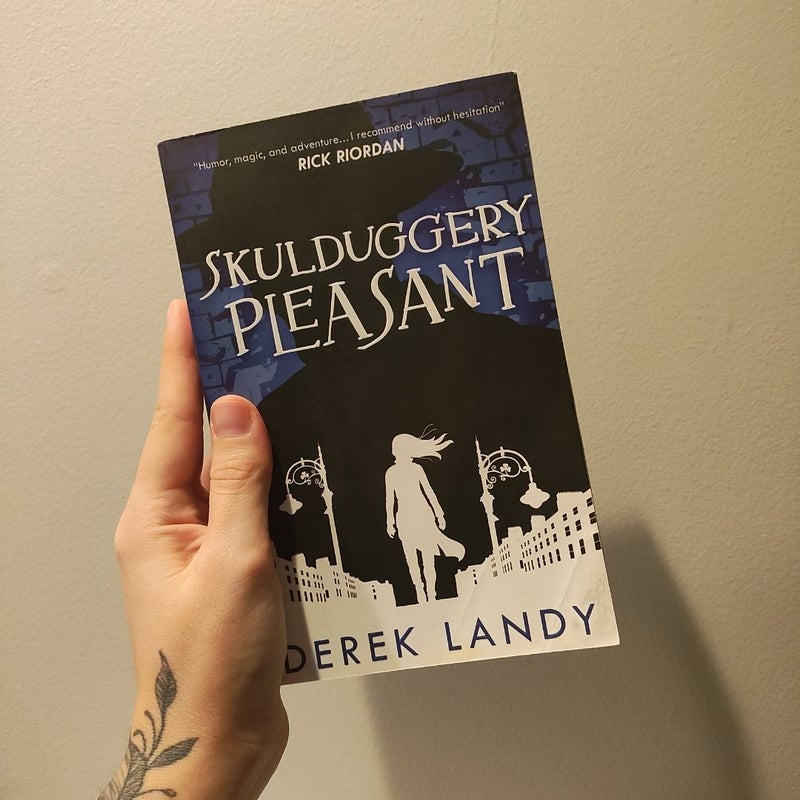 Skulduggery Pleasant (Skulduggery Pleasant, Book 1)