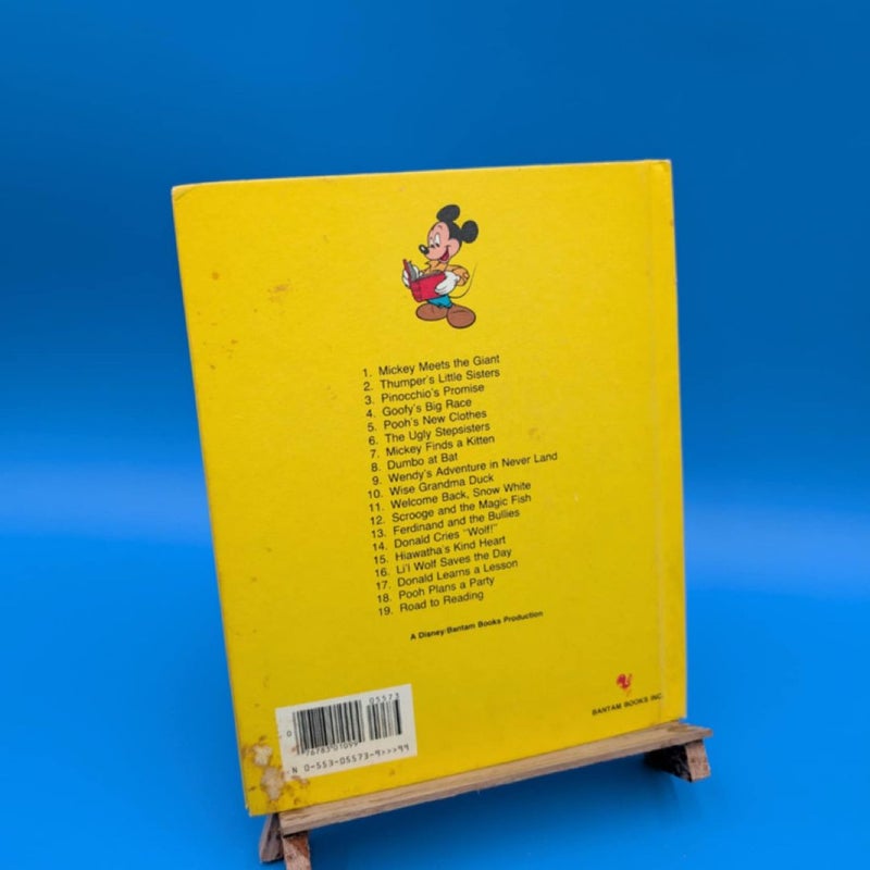 Walt Disney Mickey meets the giant 