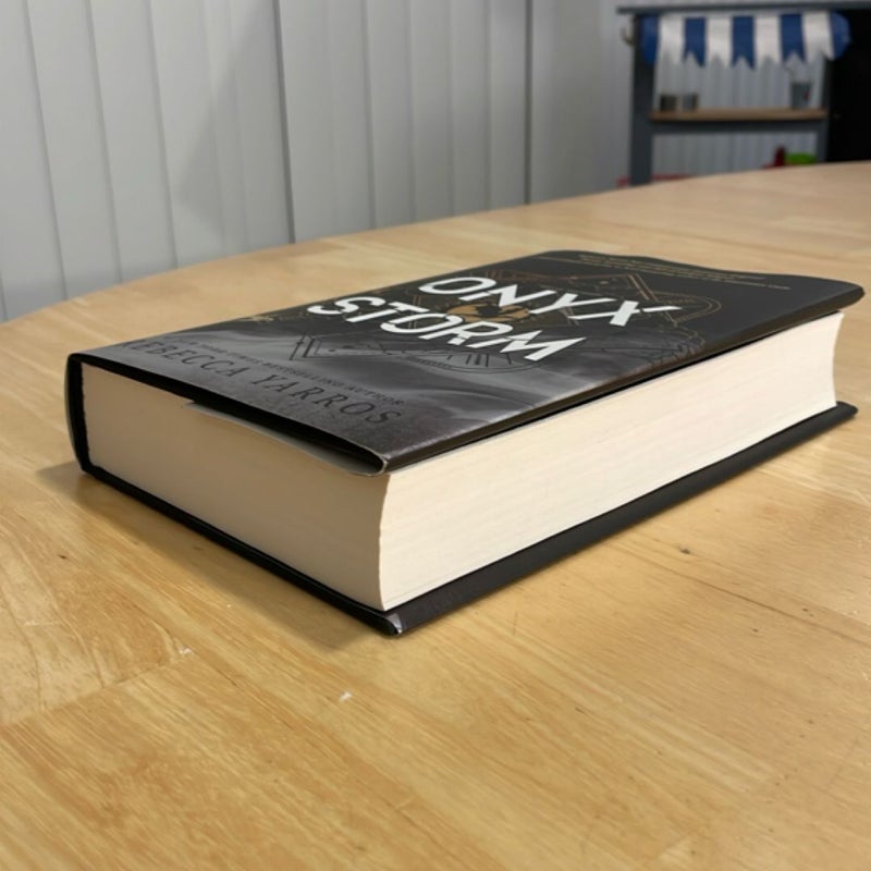 Onyx Storm (Standard Edition)