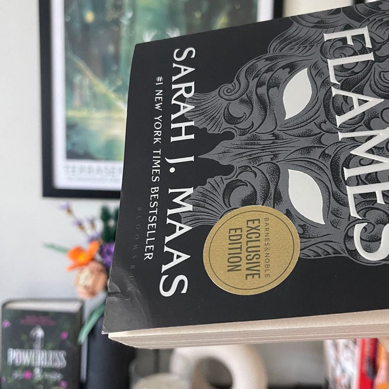 A Court of Silver Flames (Barnes & Noble Exclusive Edition)