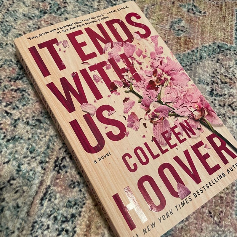 It Ends with Us: A Novel (1): Hoover, Colleen: 9781501110368: :  Books