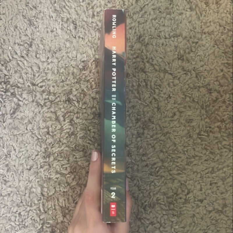 Harry Potter and the Chamber of Secrets (Harry Potter, Book 2)