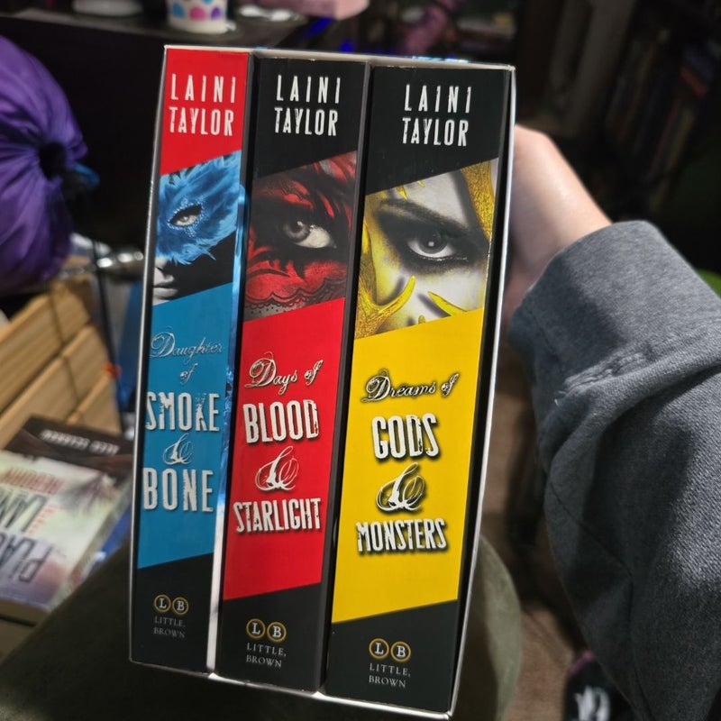 The Daughter of Smoke & Bone Trilogy Paperback Gift Set