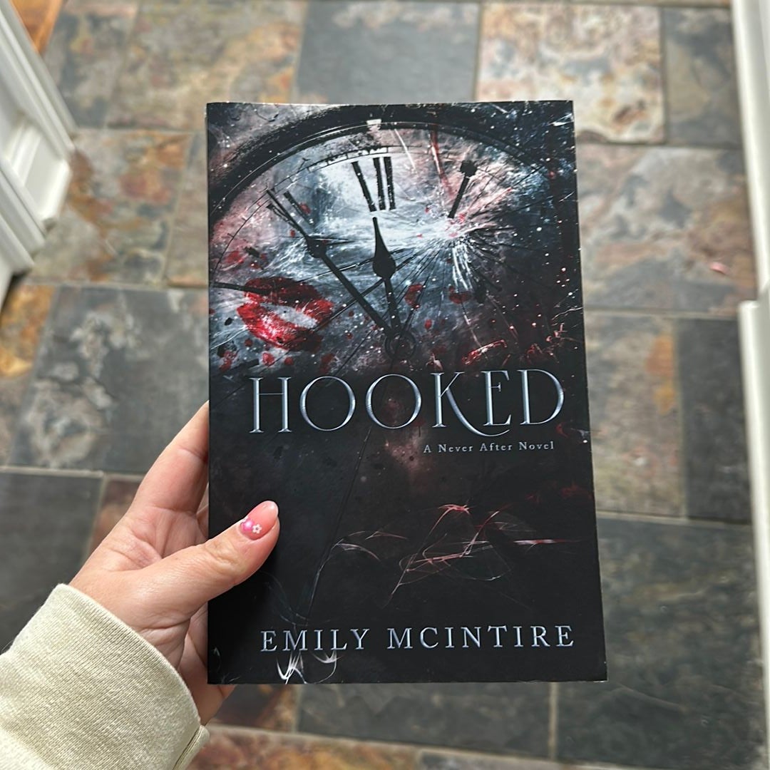 Hooked by Emily McIntire, Paperback | Pangobooks