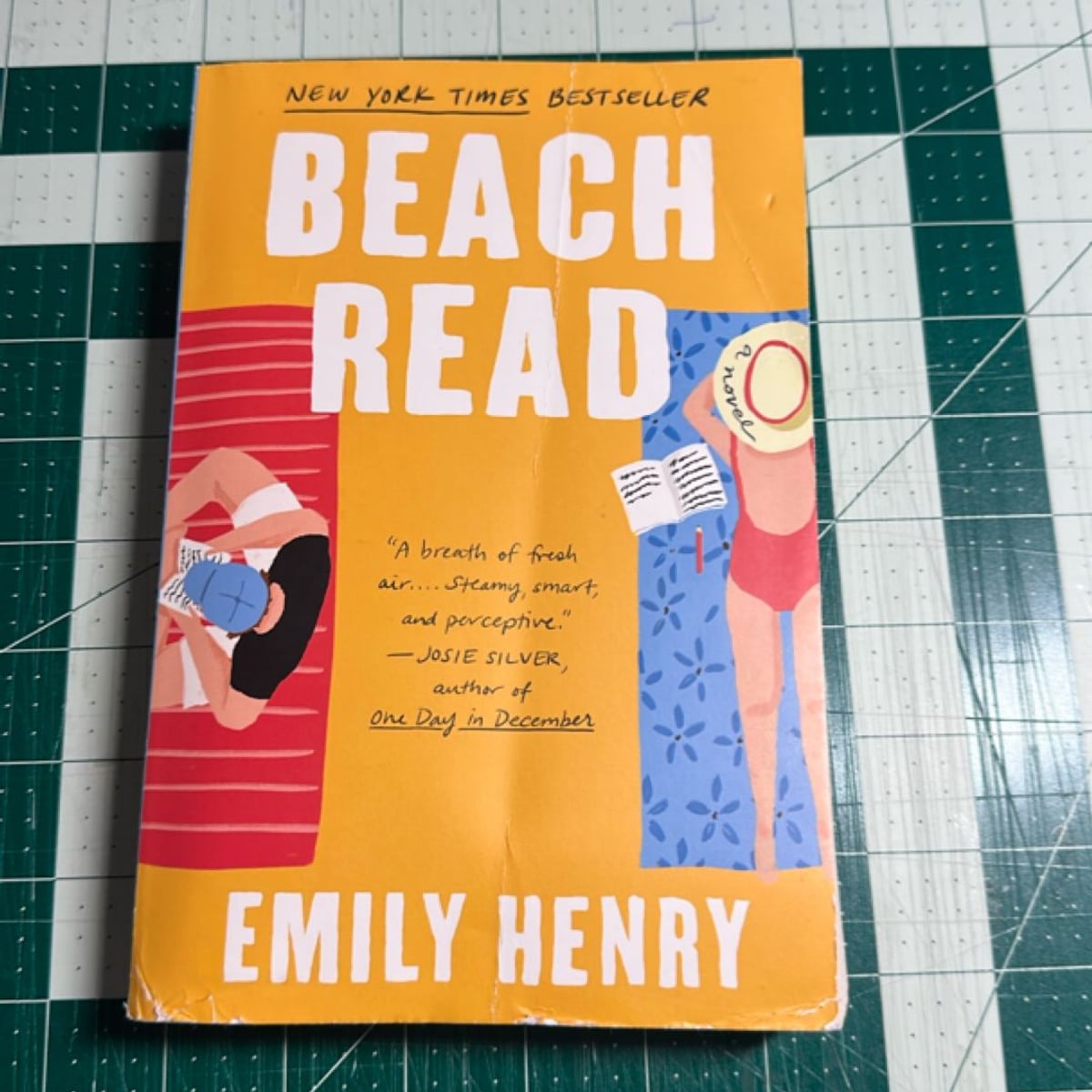 Beach Read by Emily Henry, Paperback | Pangobooks