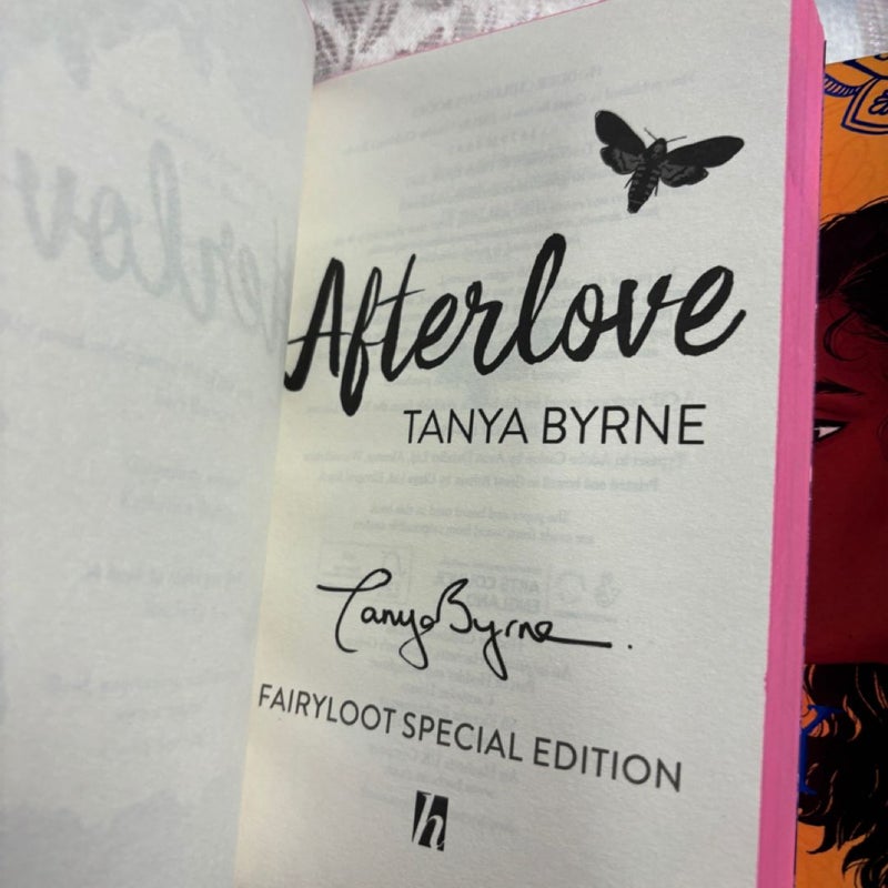 Box with 6 paperback special edition by Fairyloot and Illumicrate