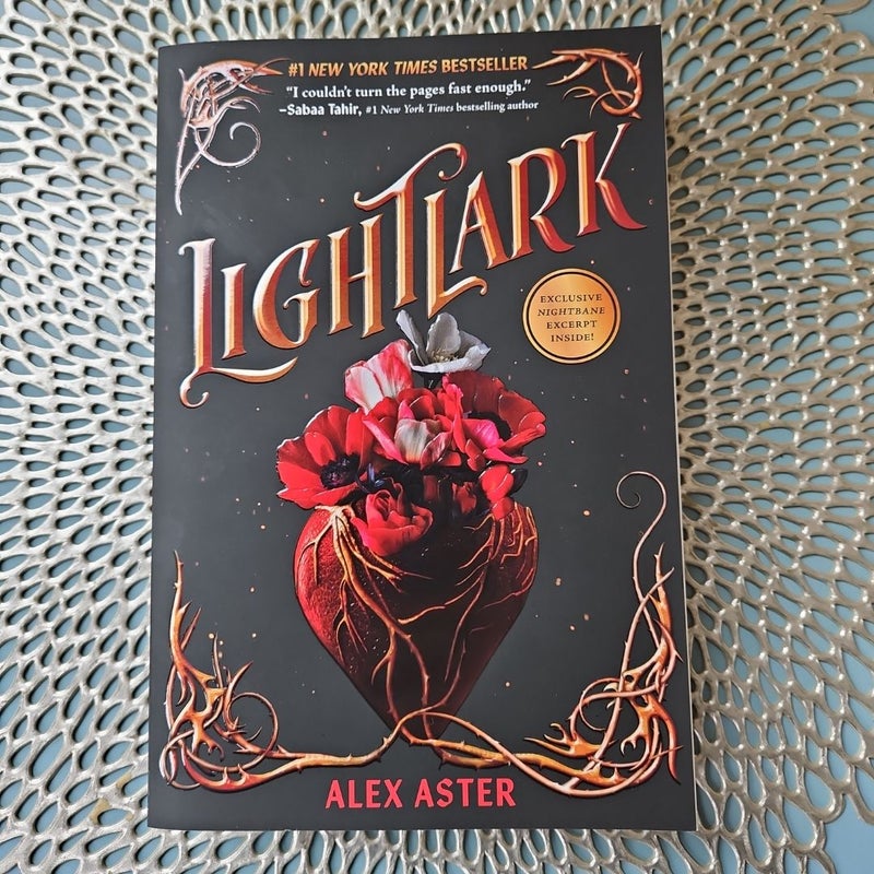 Lightlark (the Lightlark Saga Book 1)