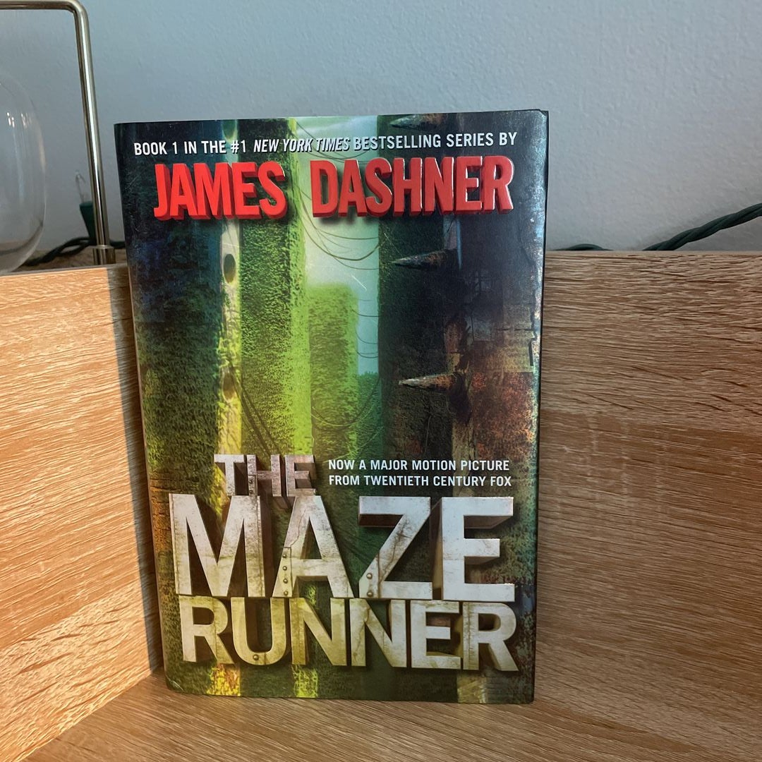 The Maze Runner (Maze Runner, Book One) - Softcover By Dashner, James  9780385737944