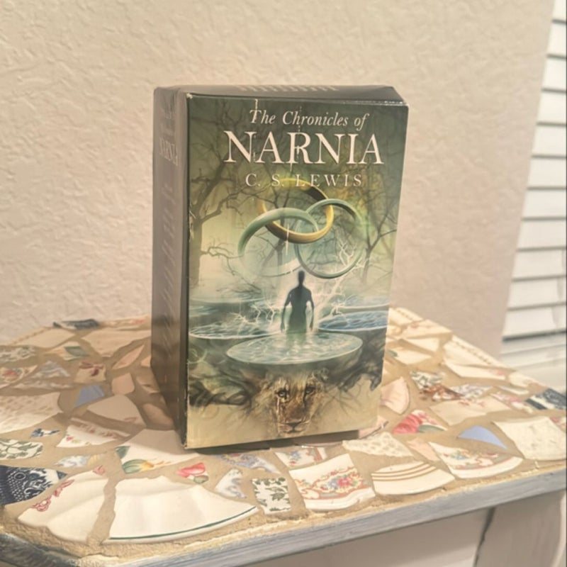 The Chronicles of Narnia Rack Paperback 7-Book Box Set