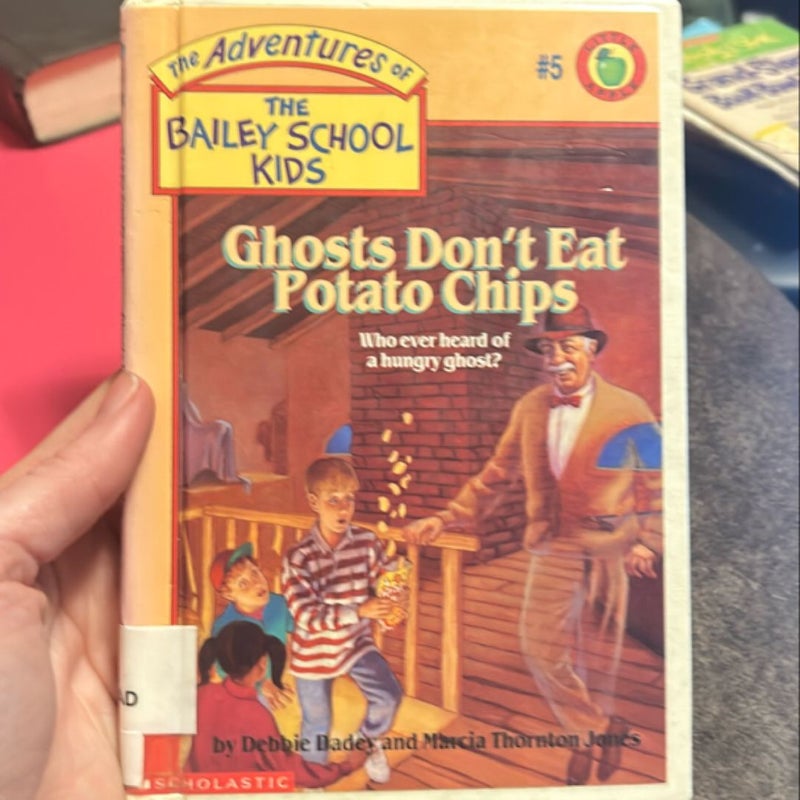 Ghosts Don't Eat Potato Chips: a Graphix Chapters Book (the Adventures of the Bailey School Kids #3)